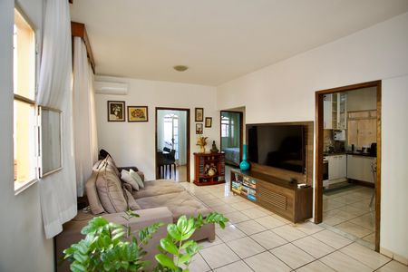 Casa à venda com 280m², 3 quartos e 2 vagas Casa à venda com 280m², 3 quartos e 2 vagasSala de TV