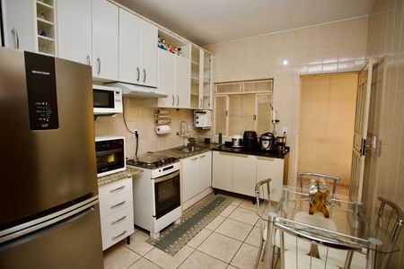 Casa à venda com 280m², 3 quartos e 2 vagas Casa à venda com 280m², 3 quartos e 2 vagasCozinha e Área de Serviço