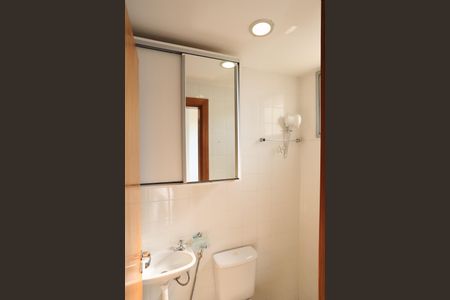 Banheiro de serviço de apartamento à venda com 3 quartos, 92m² em Serra, Belo Horizonte