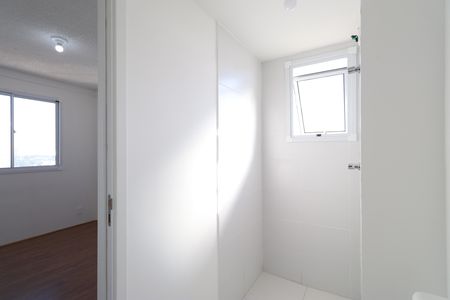 Banheiro de apartamento para alugar com 1 quarto, 27m² em Parque Industrial Tomas Edson, São Paulo
