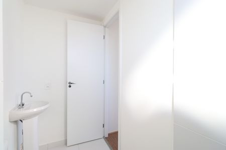 Banheiro de apartamento para alugar com 1 quarto, 27m² em Parque Industrial Tomas Edson, São Paulo