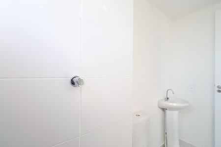 Banheiro de apartamento para alugar com 1 quarto, 27m² em Parque Industrial Tomas Edson, São Paulo