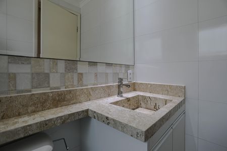 Banheiro de apartamento para alugar com 2 quartos, 47m² em Vila Mogilar, Mogi das Cruzes
