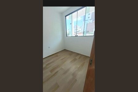 Casa à venda com 68m², 2 quartos e 3 vagas