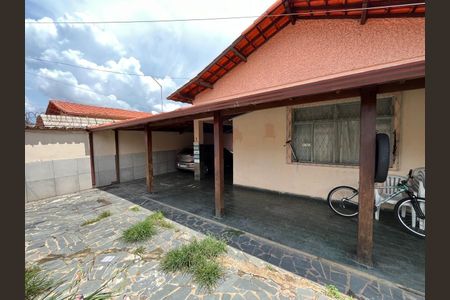 Casa à venda com 4 quartos, 250m² em Chácaras, Betim