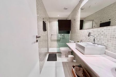 Banheiro social  de apartamento à venda com 3 quartos, 100m² em Copacabana, Rio de Janeiro