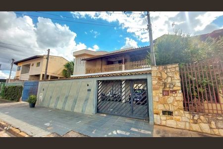 Casa à venda com 210m², 4 quartos e 6 vagas