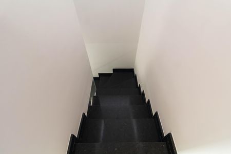 Casa de condomínio à venda com 90m², 2 quartos e 1 vaga Casa de condomínio à venda com 90m², 2 quartos e 1 vagaEscada