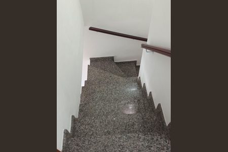 Casa para alugar com 240m², 3 quartos e 3 vagas Casa para alugar com 240m², 3 quartos e 3 vagasEscada