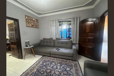 Casa à venda com 295m², 5 quartos e 2 vagas Casa à venda com 295m², 5 quartos e 2 vagasSala