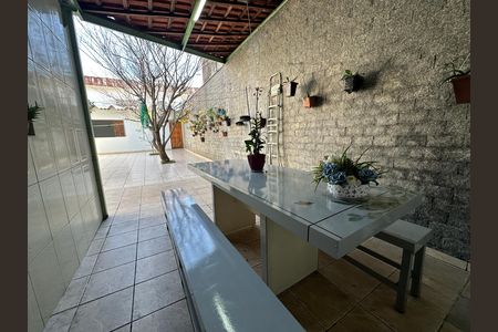 Casa à venda com 295m², 5 quartos e 2 vagas Casa à venda com 295m², 5 quartos e 2 vagasChurrasqueira