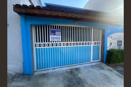 Casa à venda com 295m², 5 quartos e 2 vagas Casa à venda com 295m², 5 quartos e 2 vagasFachada