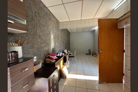 Casa à venda com 295m², 5 quartos e 2 vagas Casa à venda com 295m², 5 quartos e 2 vagasEdícula