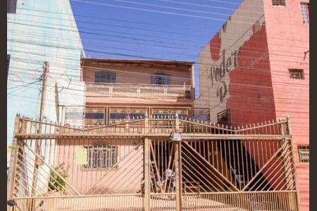 Casa à venda com 240m², 4 quartos e 3 vagas Casa à venda com 240m², 4 quartos e 3 vagasFachada