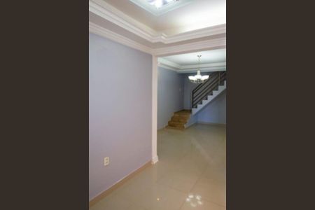 Casa à venda com 240m², 4 quartos e 3 vagas Casa à venda com 240m², 4 quartos e 3 vagasCorredor