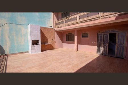 Casa à venda com 240m², 4 quartos e 3 vagas Casa à venda com 240m², 4 quartos e 3 vagasVaranda