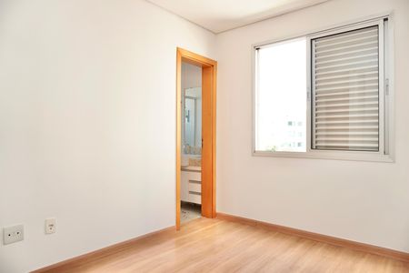 Apartamento para alugar com 180m², 3 quartos e 3 vagas Apartamento para alugar com 180m², 3 quartos e 3 vagasSuíte