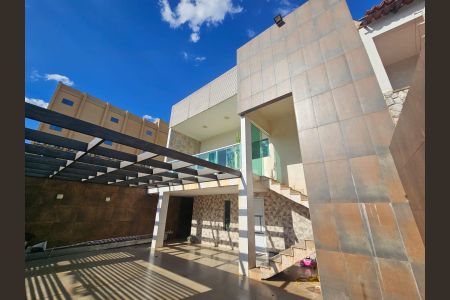 Casa à venda com 540m², 7 quartos e 4 vagas Casa à venda com 540m², 7 quartos e 4 vagasFachada