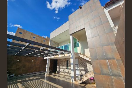 Casa à venda com 540m², 7 quartos e 4 vagas Casa à venda com 540m², 7 quartos e 4 vagasFachada
