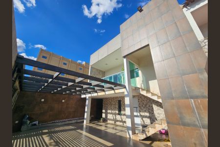 Casa à venda com 540m², 7 quartos e 4 vagas Casa à venda com 540m², 7 quartos e 4 vagasFachada