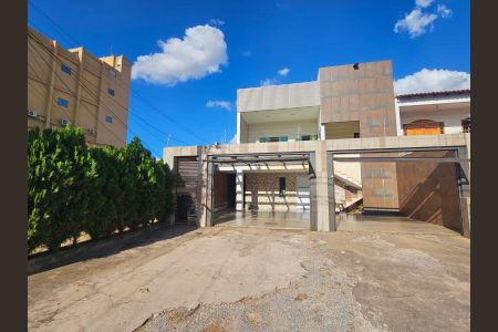 Casa à venda com 540m², 7 quartos e 4 vagas Casa à venda com 540m², 7 quartos e 4 vagasFachada