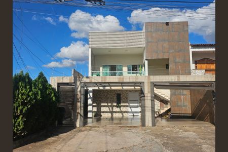 Casa à venda com 540m², 7 quartos e 4 vagas Casa à venda com 540m², 7 quartos e 4 vagasFachada