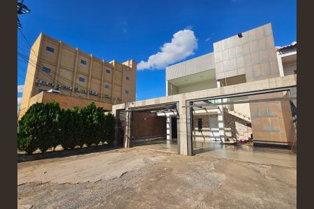 Casa à venda com 540m², 7 quartos e 4 vagas Casa à venda com 540m², 7 quartos e 4 vagasFachada