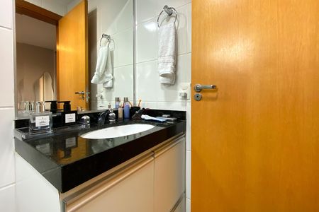 Apartamento para alugar com 158m², 2 quartos e 3 vagas Apartamento para alugar com 158m², 2 quartos e 3 vagasBanheiro da Suíte 1
