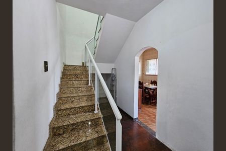 Casa para alugar com 100m², 3 quartos e 2 vagasEscadas