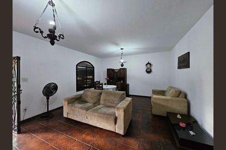 Casa para alugar com 100m², 3 quartos e 2 vagasSala