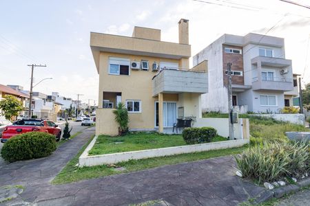 Casa à venda com 170m², 3 quartos e sem vaga Casa à venda com 170m², 3 quartos e sem vagaFachada