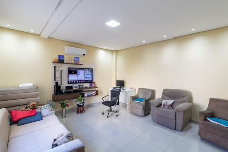 Casa à venda com 170m², 3 quartos e sem vaga Casa à venda com 170m², 3 quartos e sem vagaSala