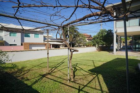 Casa de condomínio para alugar com 251m², 4 quartos e 2 vagas Casa de condomínio para alugar com 251m², 4 quartos e 2 vagasQuintal