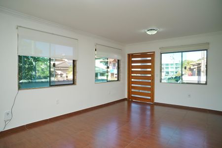 Casa de condomínio para alugar com 251m², 4 quartos e 2 vagas Casa de condomínio para alugar com 251m², 4 quartos e 2 vagasSala