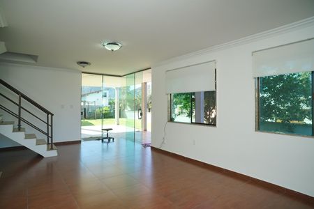 Casa de condomínio para alugar com 251m², 4 quartos e 2 vagas Casa de condomínio para alugar com 251m², 4 quartos e 2 vagasSala