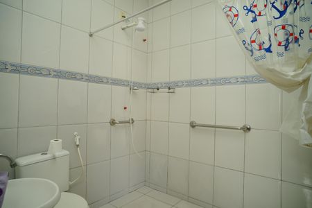 Casa de condomínio para alugar com 251m², 4 quartos e 2 vagas Casa de condomínio para alugar com 251m², 4 quartos e 2 vagasBanheiro da Suíte externa