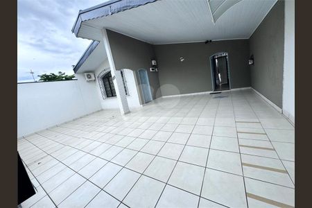 Casa à venda com 216m², 3 quartos e 4 vagas