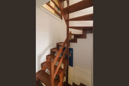 Casa de condomínio para alugar com 112m², 3 quartos e 1 vaga Casa de condomínio para alugar com 112m², 3 quartos e 1 vagaEscada