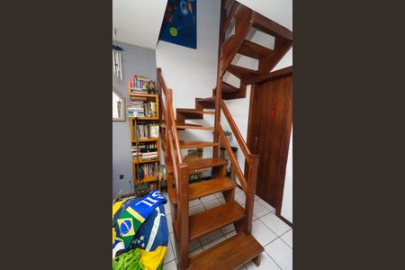 Casa de condomínio para alugar com 112m², 3 quartos e 1 vaga Casa de condomínio para alugar com 112m², 3 quartos e 1 vagaEscada