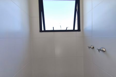 Banheiro de apartamento à venda com 2 quartos, 43m² em Jardim Ipaussurama, Campinas