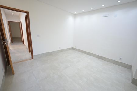 Casa à venda com 132m², 3 quartos e 4 vagas