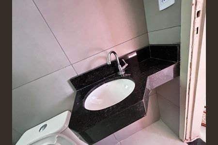 Banheiro de apartamento para alugar com 2 quartos, 54m² em Parque Atheneu, Goiânia