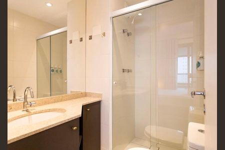 Banheiro de kitnet/studio para alugar com 1 quarto, 25m² em Sumarezinho, São Paulo