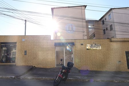 Apartamento para alugar com 44m², 2 quartos e sem vagaFachada do condomínio - Placa GRANDE instalada na fachada do condomínio dia 15.07.2026 - Código da placa: UYLW-654