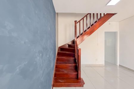 Escada de casa para alugar com 2 quartos, 100m² em Vila Dom Pedro I, São Paulo