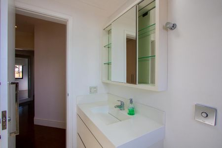 Apartamento à venda com 147m², 4 quartos e 2 vagas Apartamento à venda com 147m², 4 quartos e 2 vagasBanheiro social