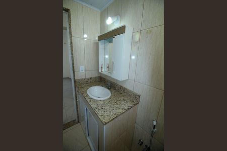 Banheiro de apartamento para alugar com 2 quartos, 45m² em Olaria, Rio de Janeiro