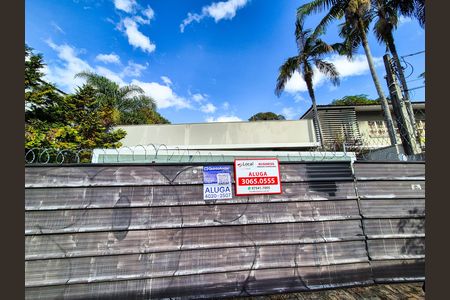 Casa para alugar com 782m², 7 quartos e 1 vaga Casa para alugar com 782m², 7 quartos e 1 vagaFachada da casa por fora