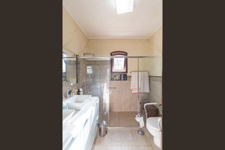 Casa de condomínio para alugar com 422m², 4 quartos e 5 vagasBanheiro social