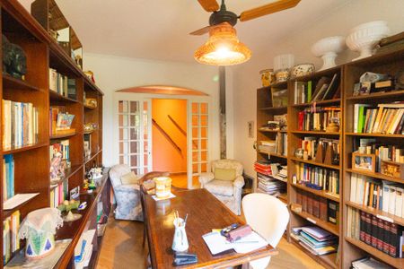 Casa de condomínio para alugar com 422m², 4 quartos e 5 vagasEscritório